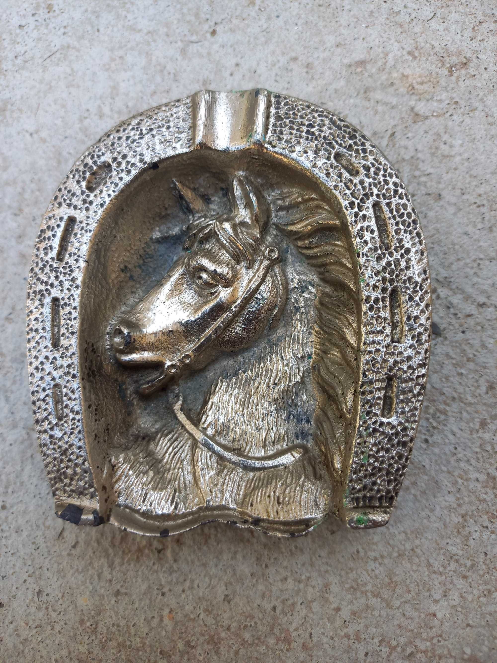Cinzeiro Antigo com Cavalo
