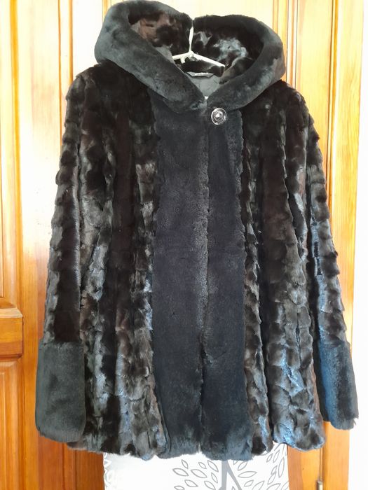 Полушубок меховый с капюшоном