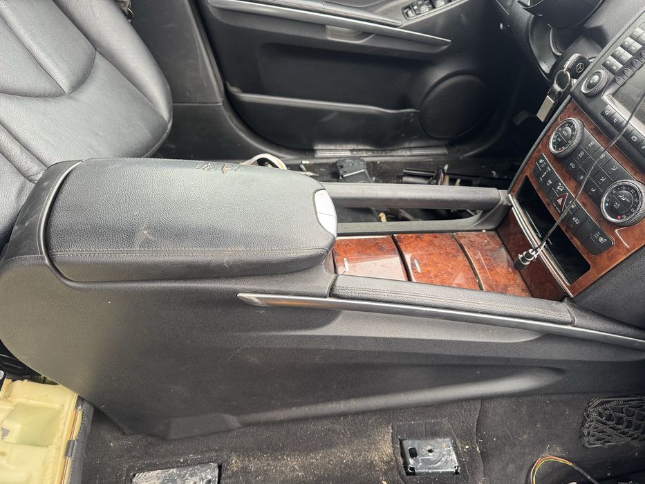 Подлокотник  оригенал Мерседес мл 164