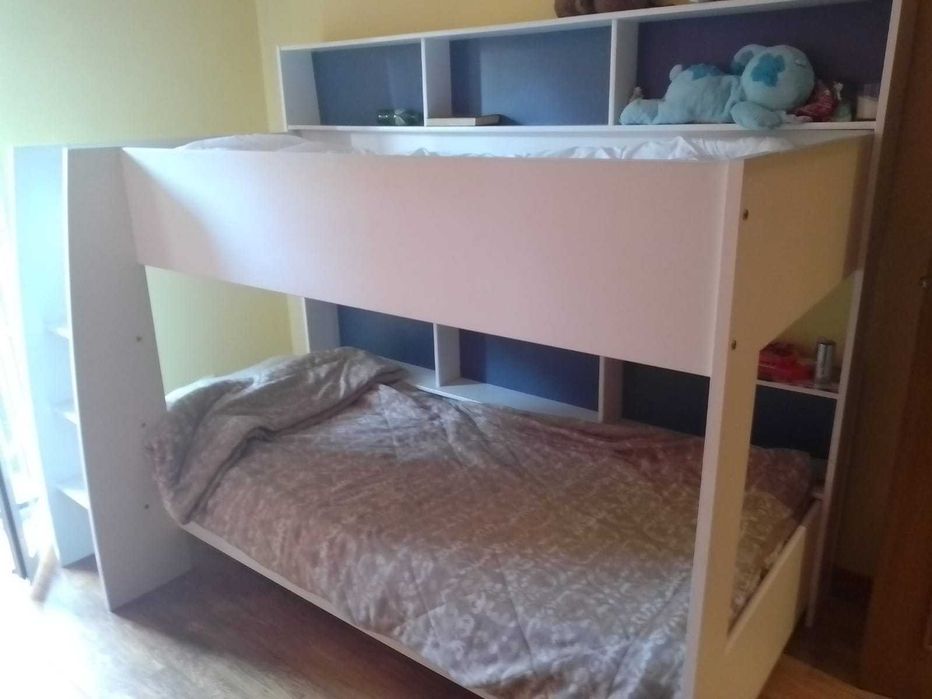 Beliche branco, robusto, com prateleiras/nichos