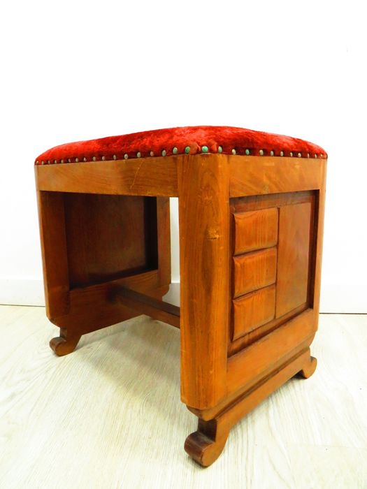 Banqueta em madeira.