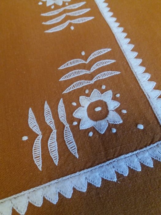 Rudy ręcznie haftowany obrus