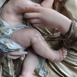 Baixo relevo de parede, grande, em marfinite, senhora e menino