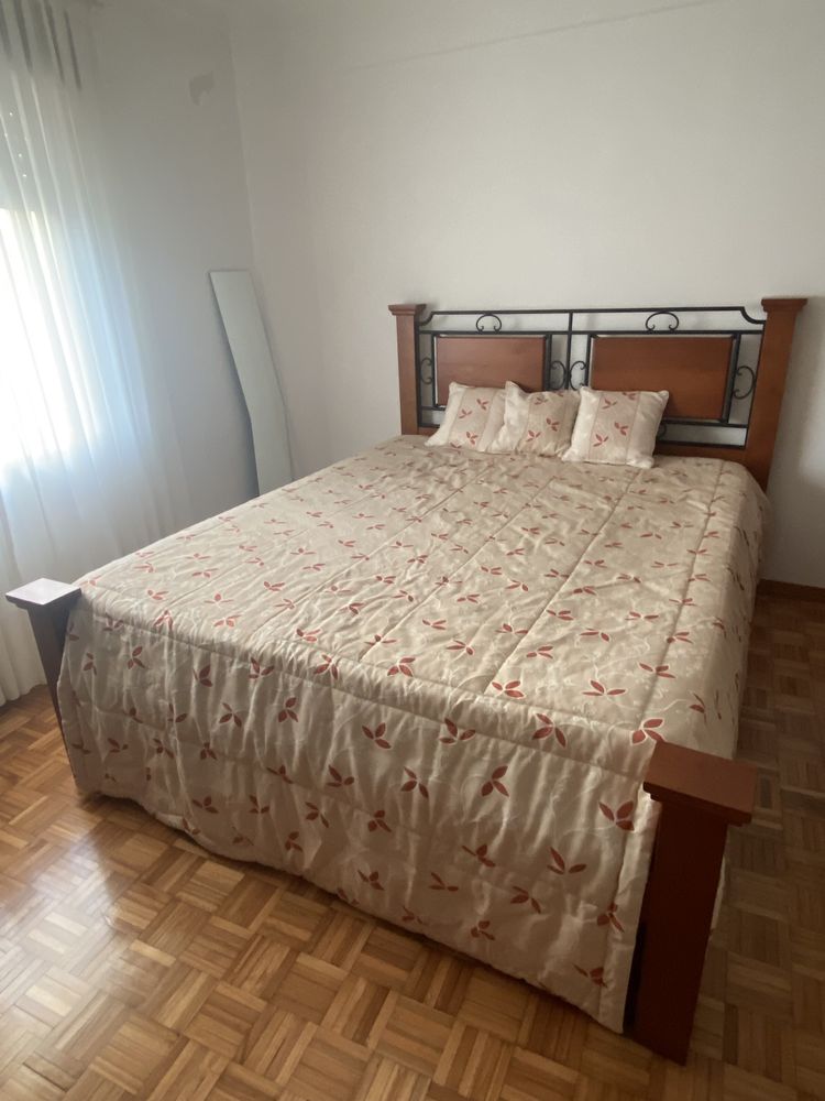Quarto com mesas de cabeceira, em madeira, em bom estado