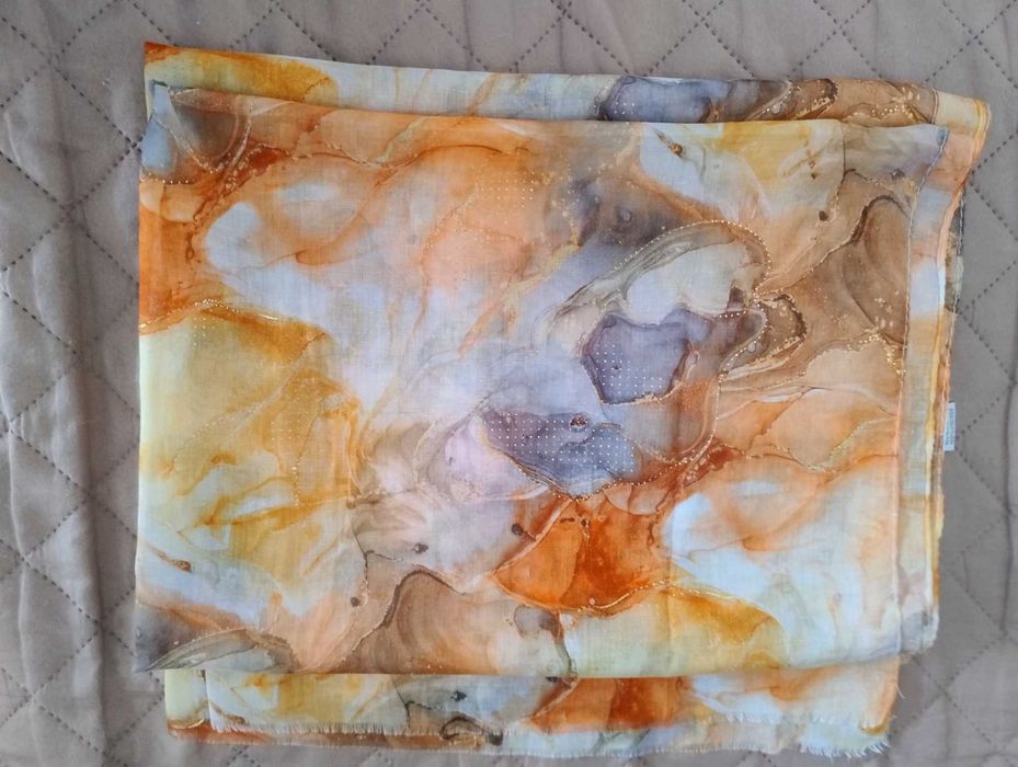 Delikatny szaliczek z wiskozy