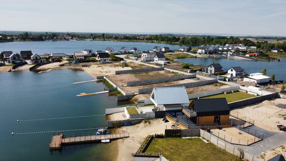 Wolne terminy, dom letniskowy z prywatną plażą i jacuzzi nad jeziorem.