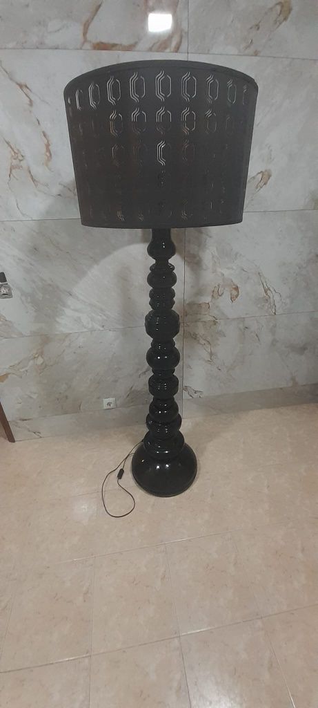 Candeeiro de madeira maciça