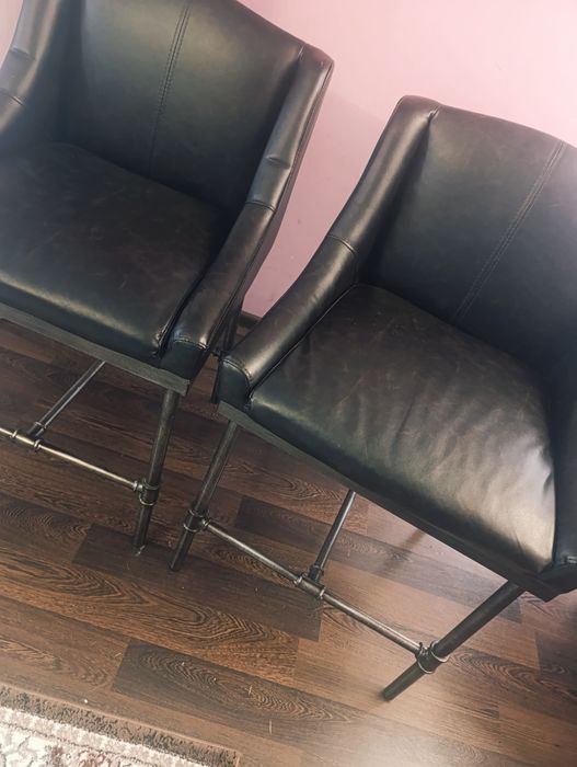 Fotele skórzane z metalowymi nogami