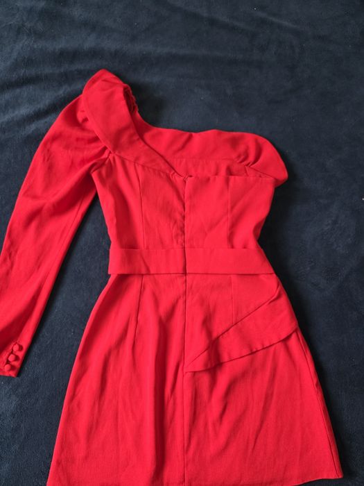 Czerowna sukienka lou Ayko na jedno ramię S 36