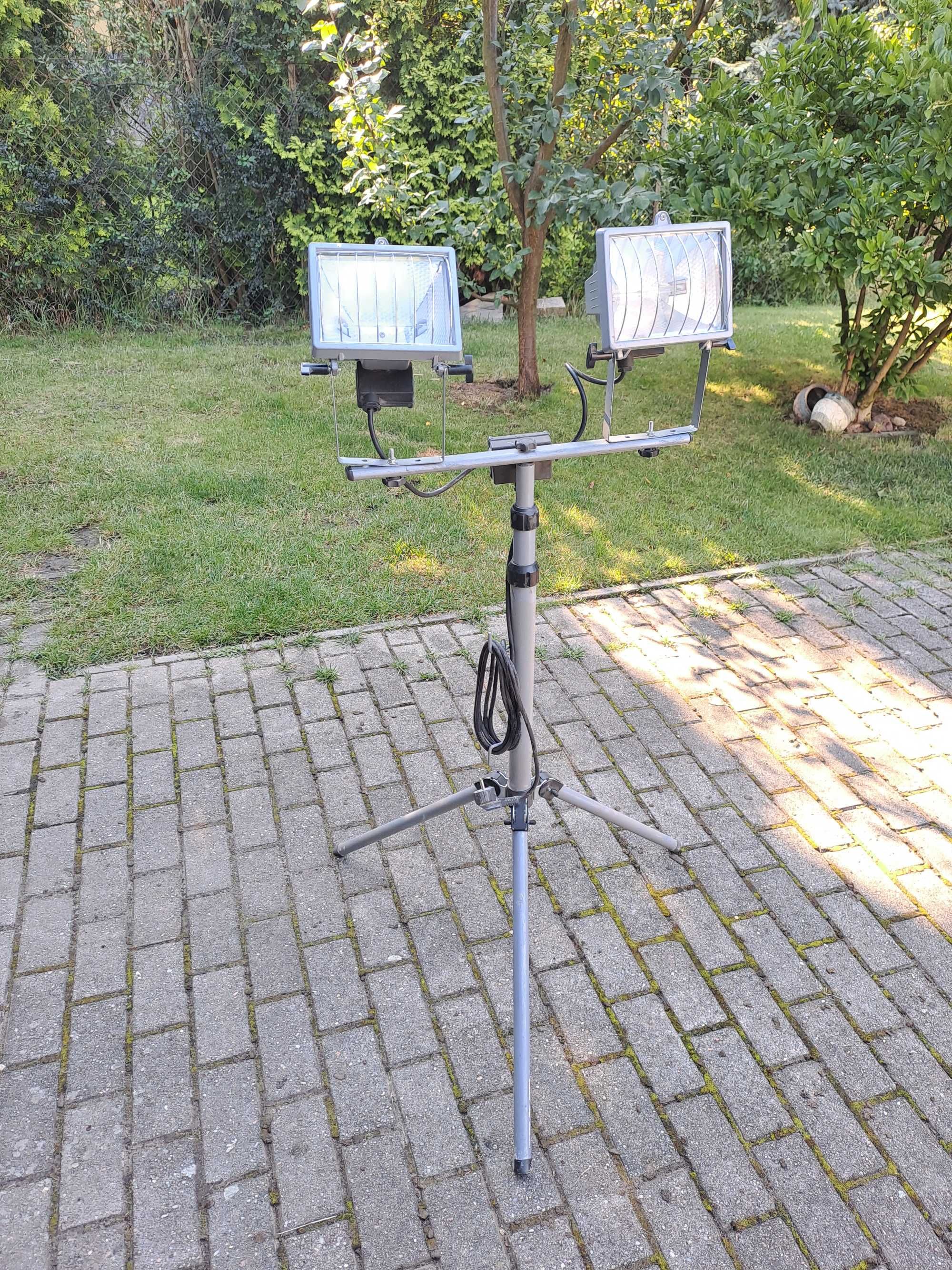 naświetlacz halogenowy na statywie