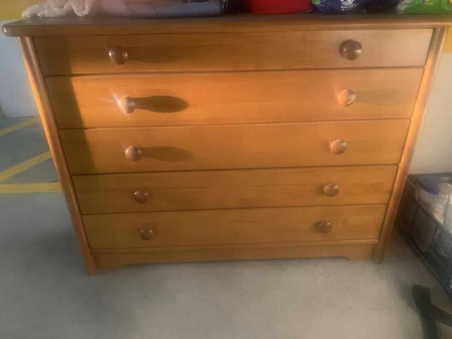 Comoda quarto em madeira cor de mel