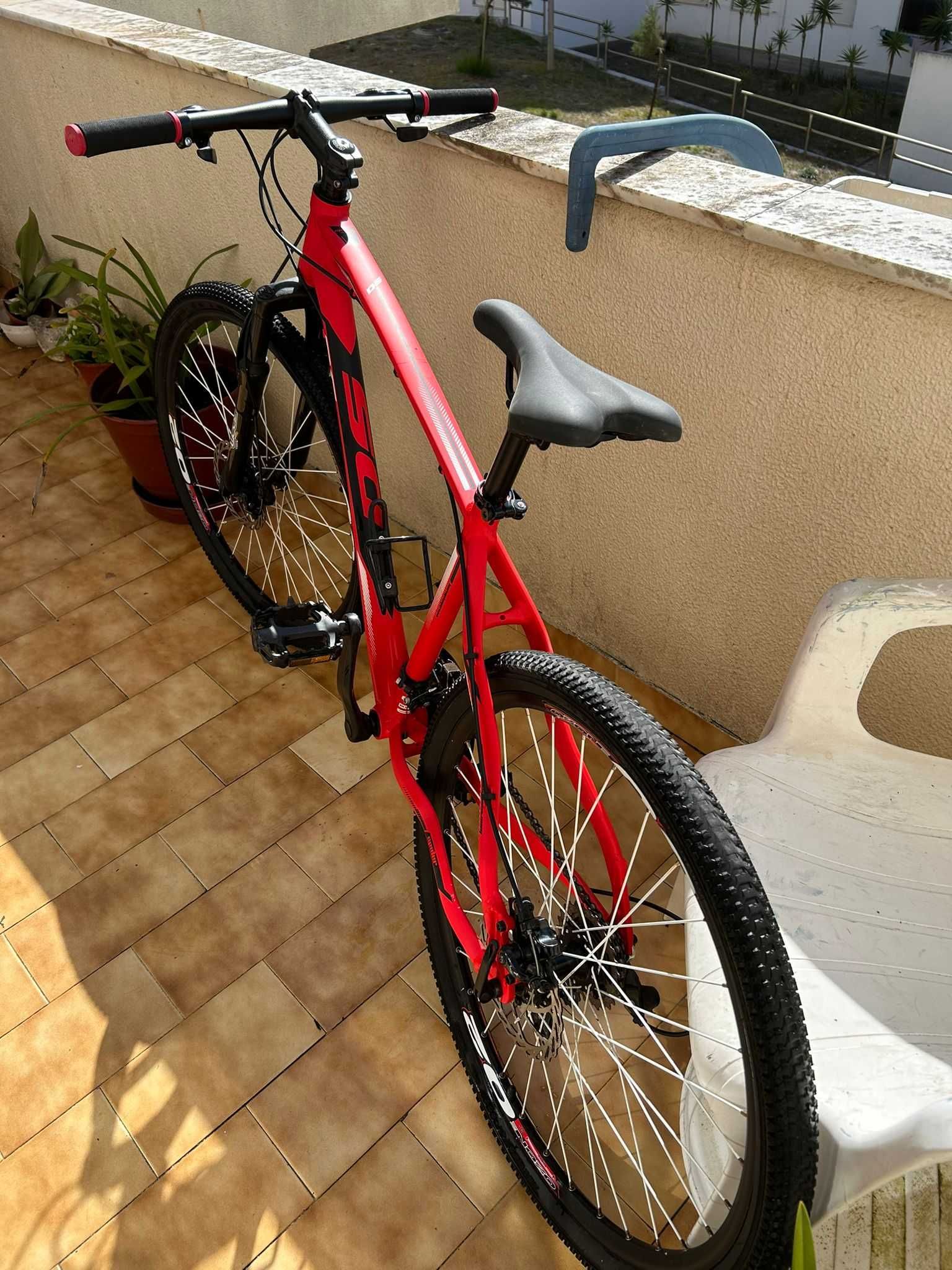 Bicicleta, marca DS spider. Em bom estado, com acessórios