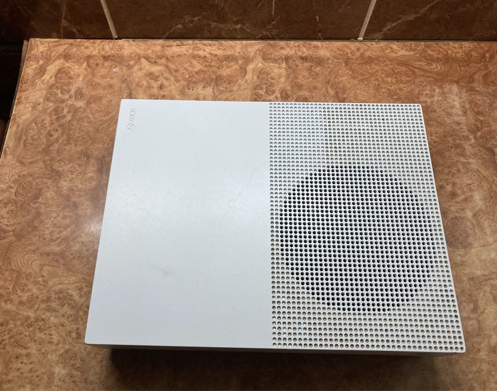 Продам Xbox One S 1TB