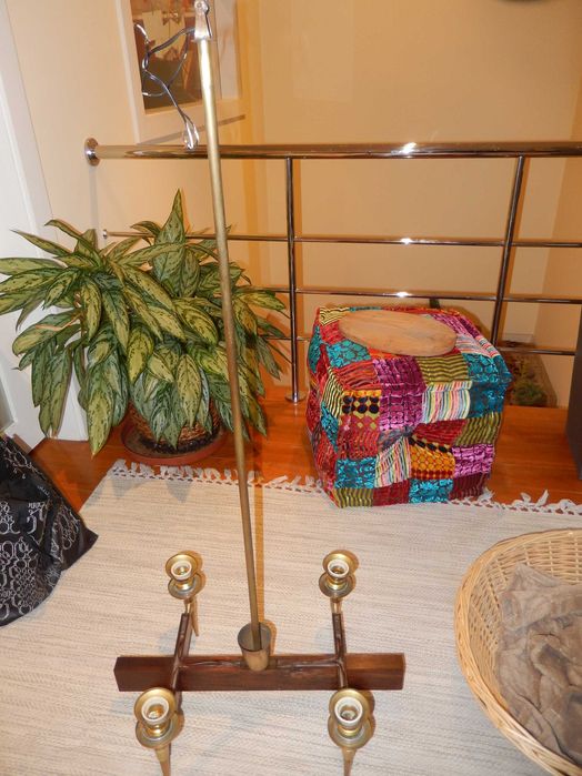 Candeeiro de tecto de suspensao, com tulipas em vidro trabalhado