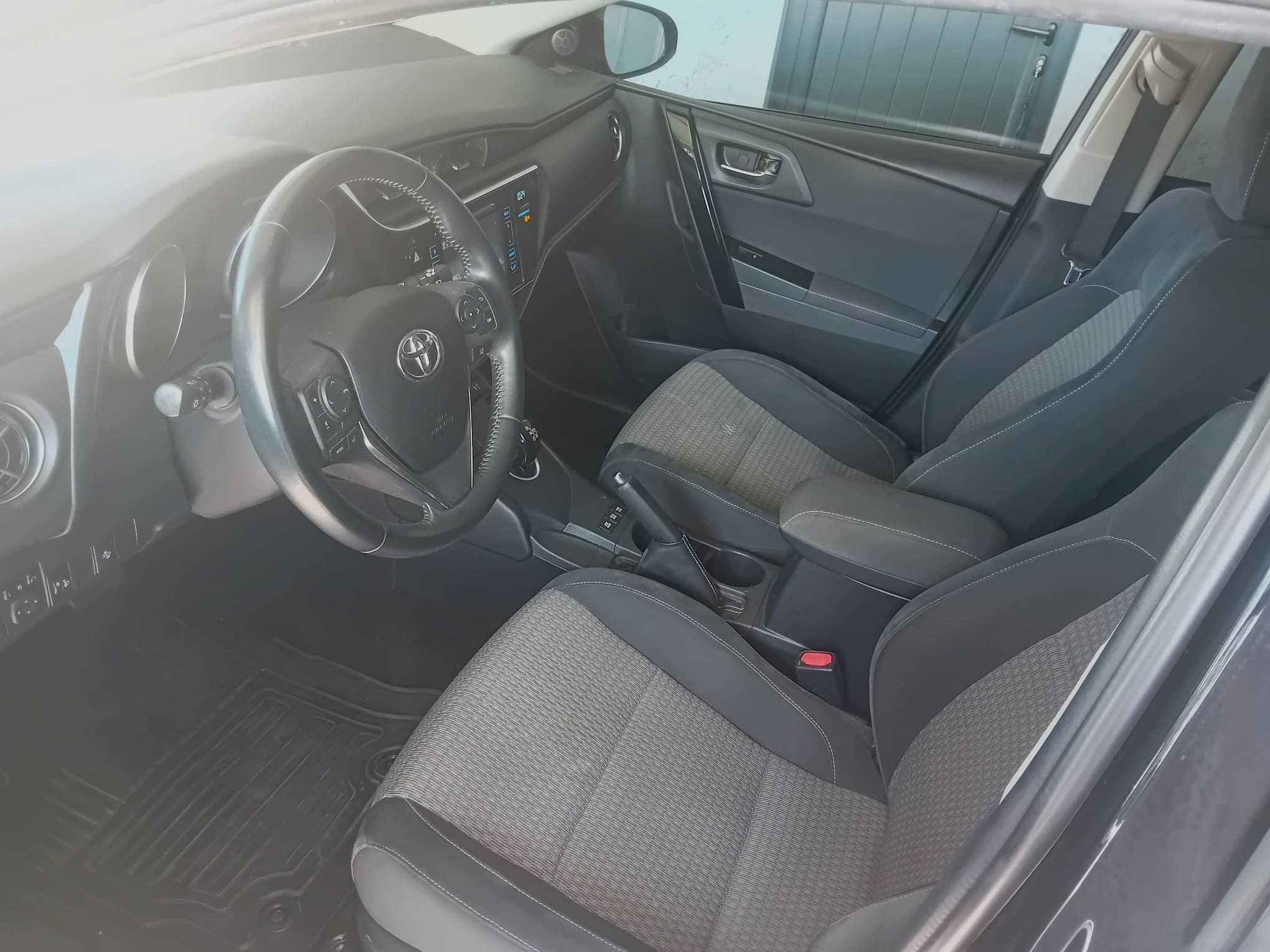 Toyota Auris 1.8 Hybrid – Nacional ( pequeno sinistro ) RESERVADO