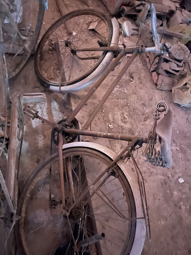 Bicicleta pasteleira antiga para restauro