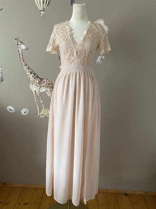 Długa maxi sukienka wieczorowa zwiewna na wesele dla druhny pudrowa