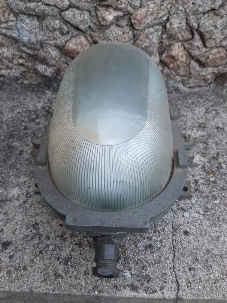 Lampa z okresu PRL-u