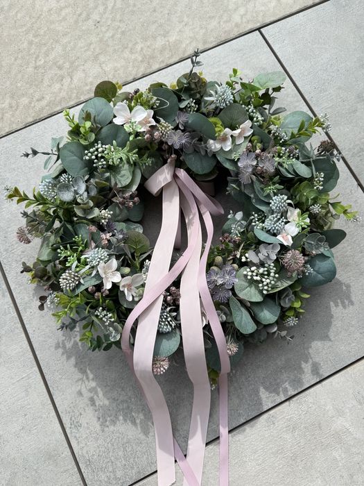 Ozdobny wianek na drzwi