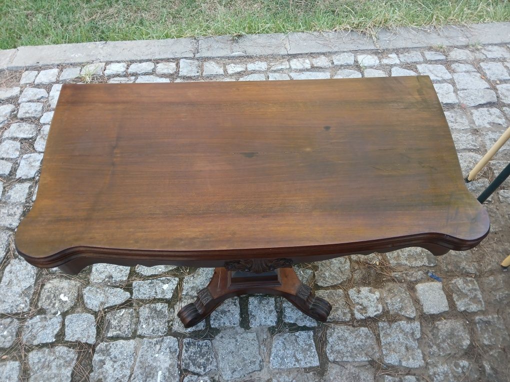 Mesa em madeira maciça, própria para jogos
