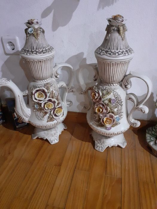 Conjunto de duas peças tipo jarro conforme foto.