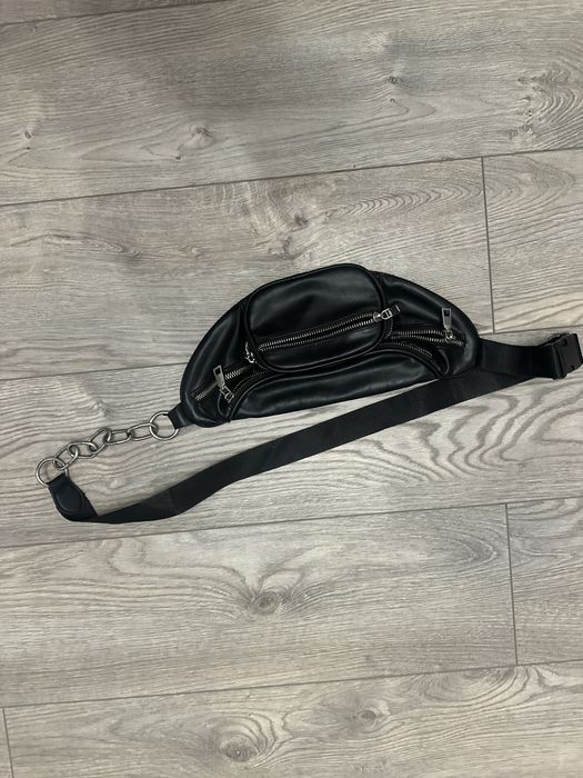 Бананка, чорного кольору