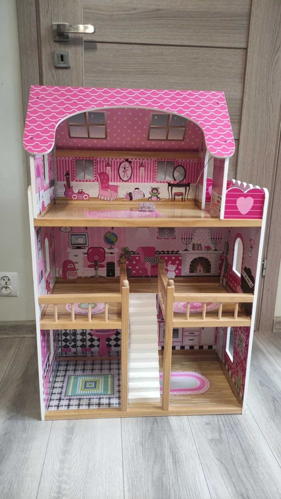 Duży drewniany domek dla lalek