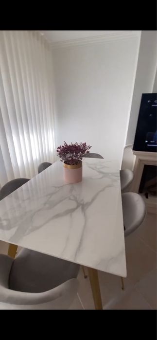 Mesa de jantar com tampo efeito marmore e pernas douradas