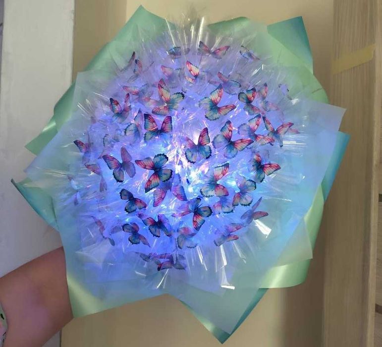 Букет з метеликів що світяться.