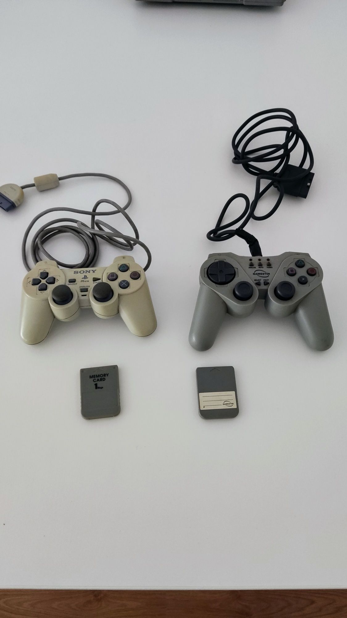 Playstation 1 + Comandos + Cartões de Memória + 3 jogos