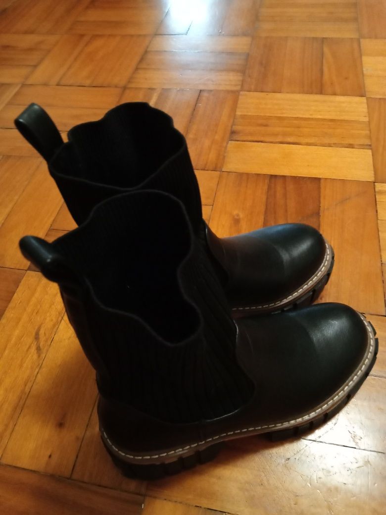 Botas pretas praticamente novas