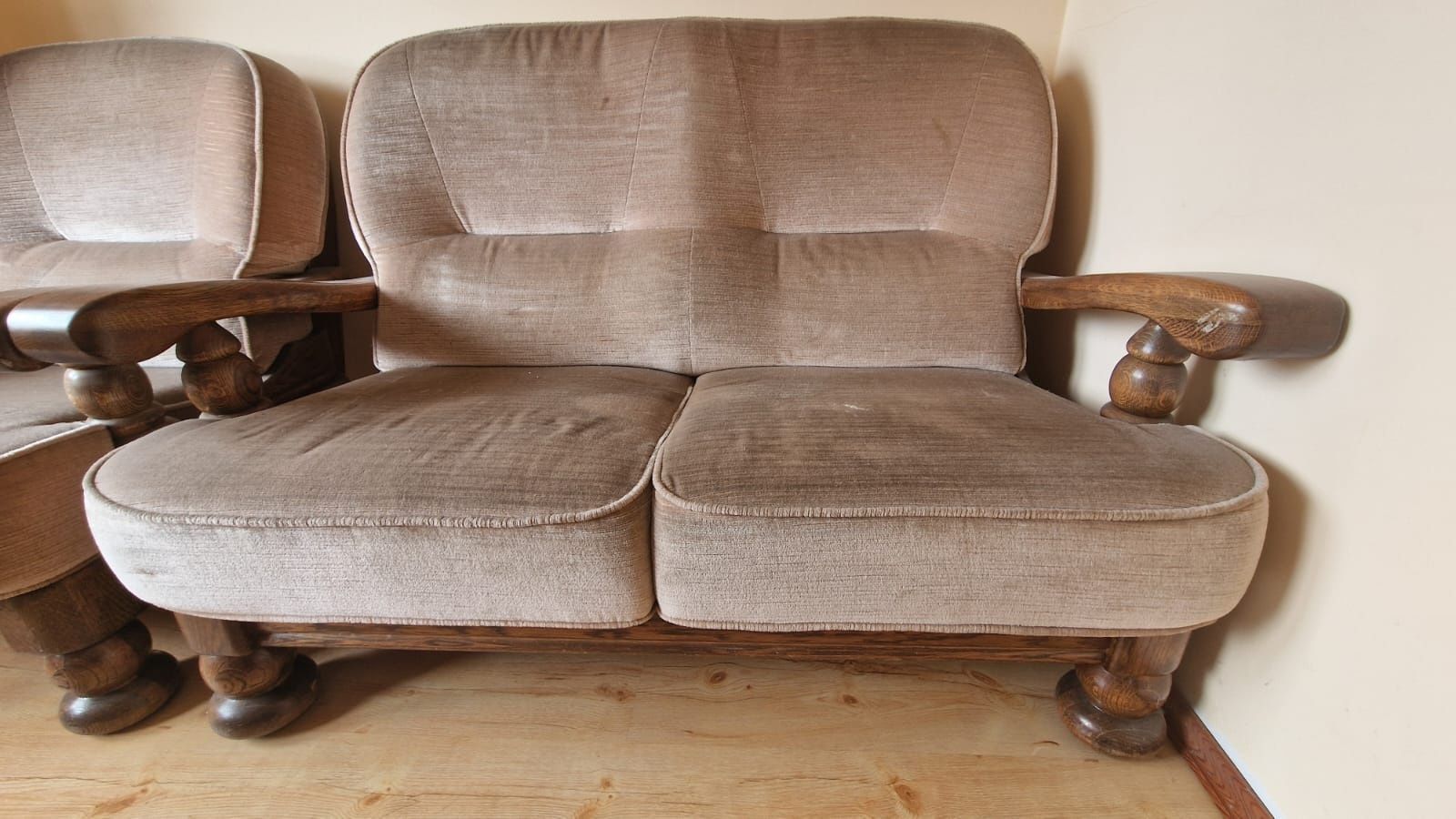 Sofa brązowa w stylu antyk