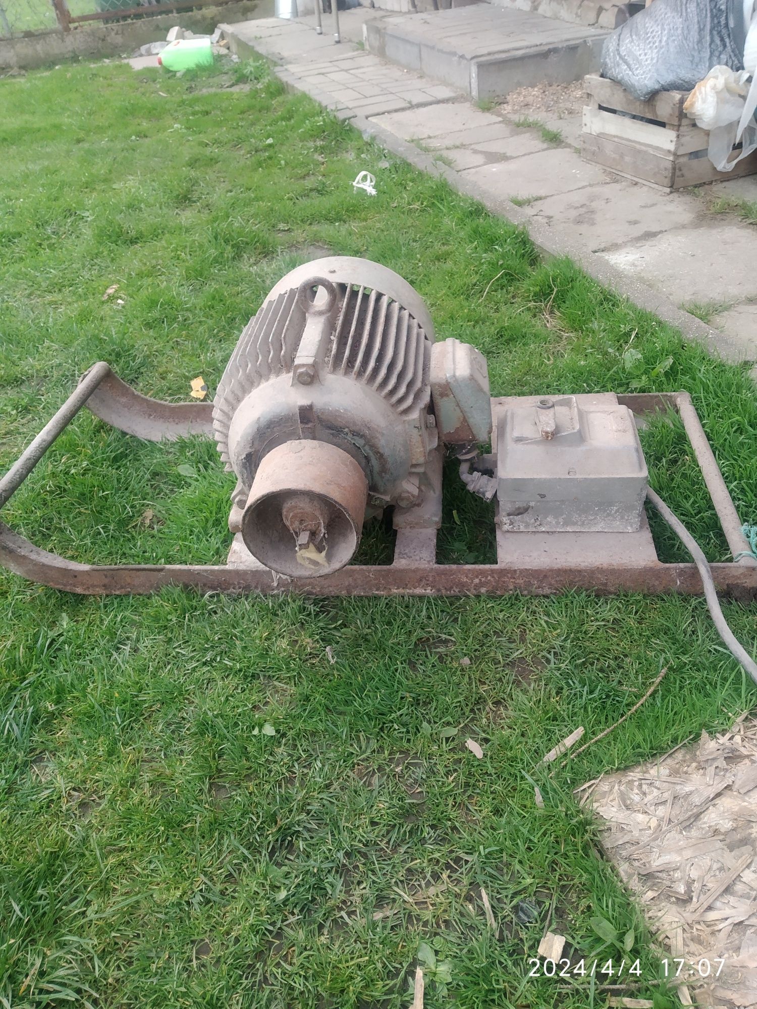 Sprzedam Sil5nik5Kw siłowy do trajzegi z kablem ma 19.20m i z pasem r