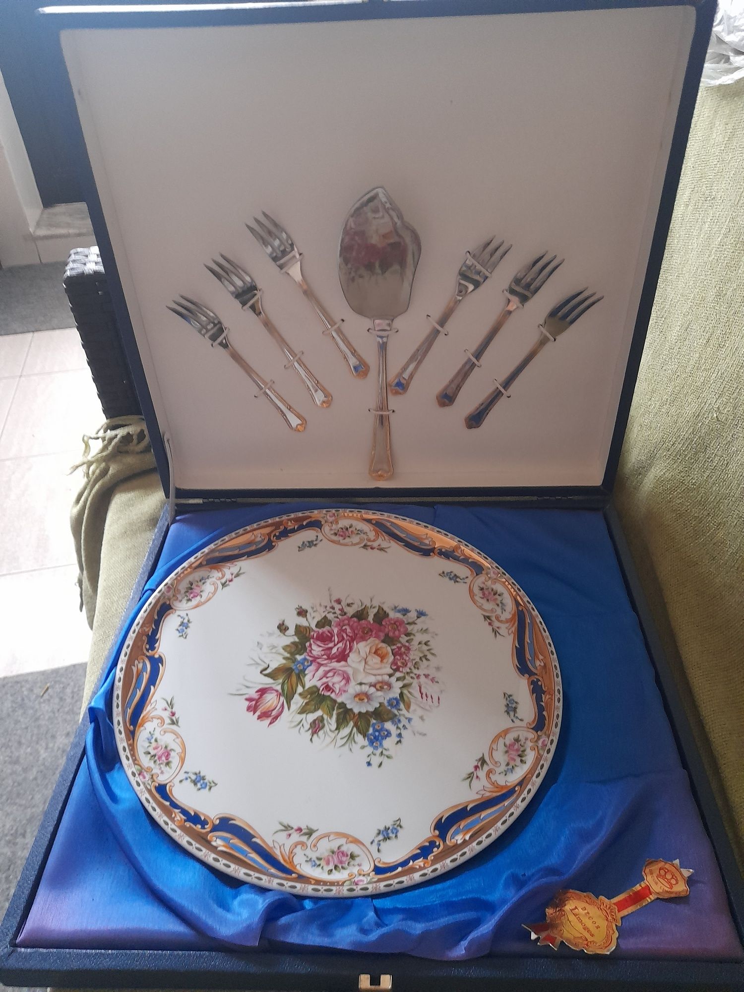 Conjunto de chavinas e prato de bolo