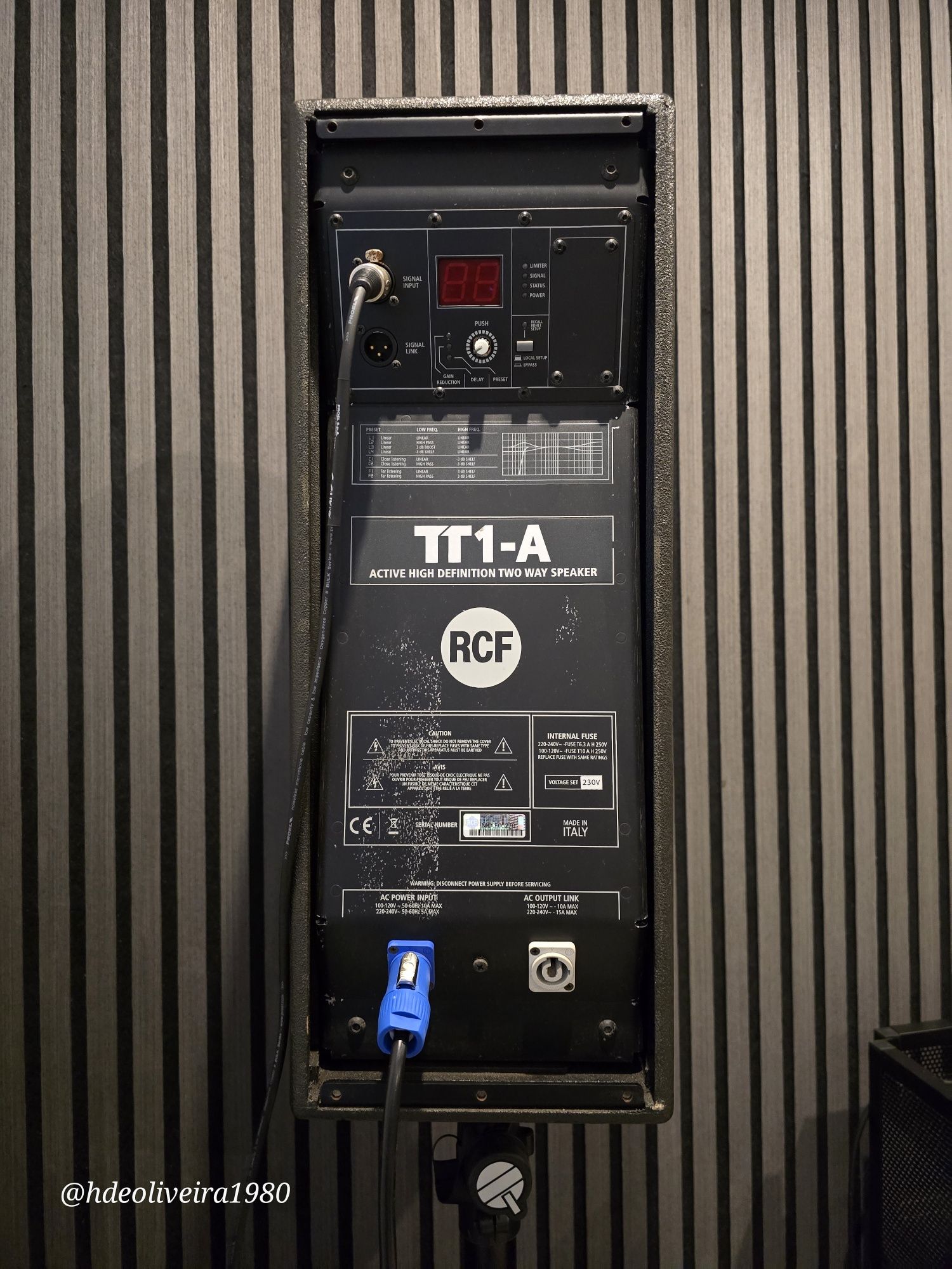 RCF TT1-a - coluna PA da linha profissional da marca