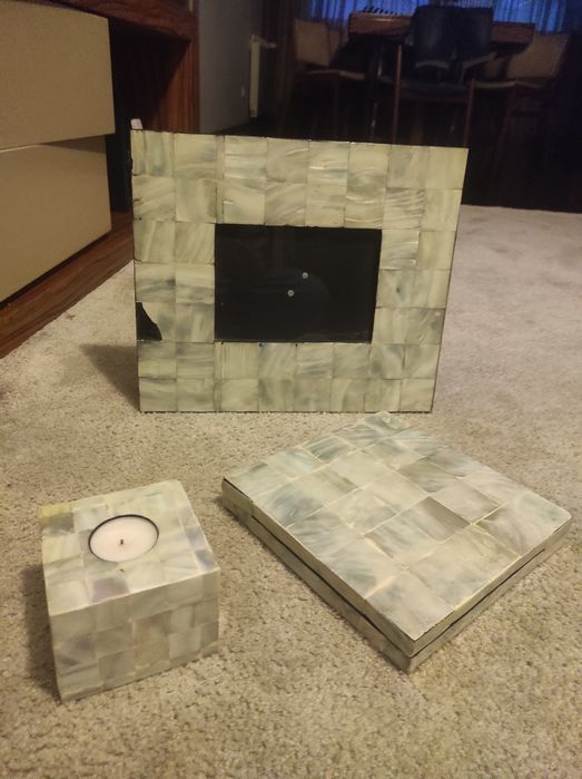 Conjunto de moldura, porta vela e caixa em madrepérola:
- porta vela c