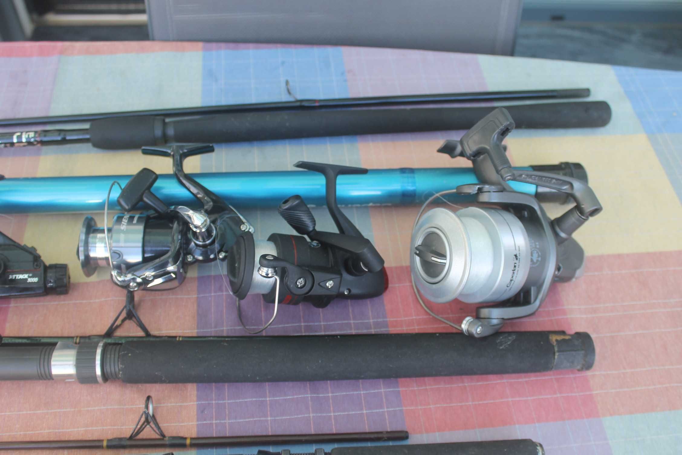 Conjunto carretos e canas de pesca