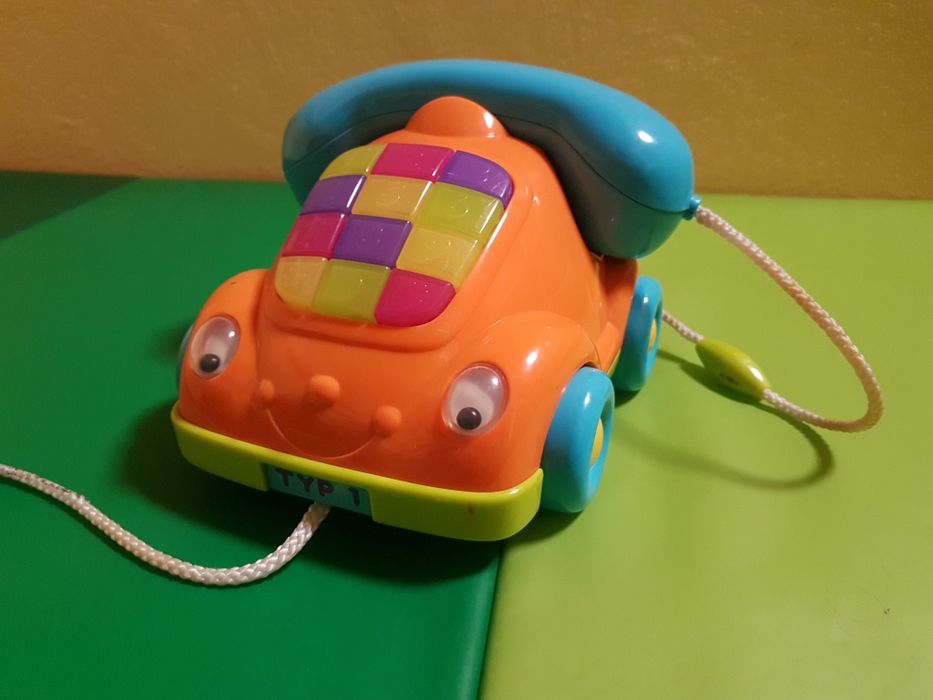 Auto do ciągnięcia telefon na kółkach