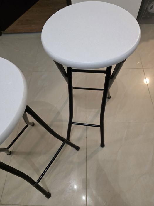 Hokery, stołki barowe składane.