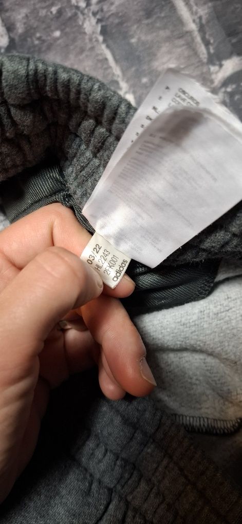 Adidas Essentials Fleece spodnie dresowe męskie dresy szare sport logo
