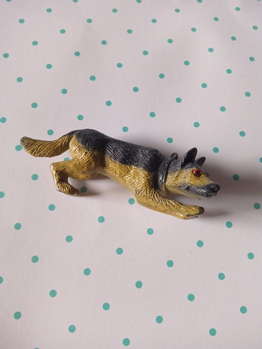 Figurka pies przyczajony