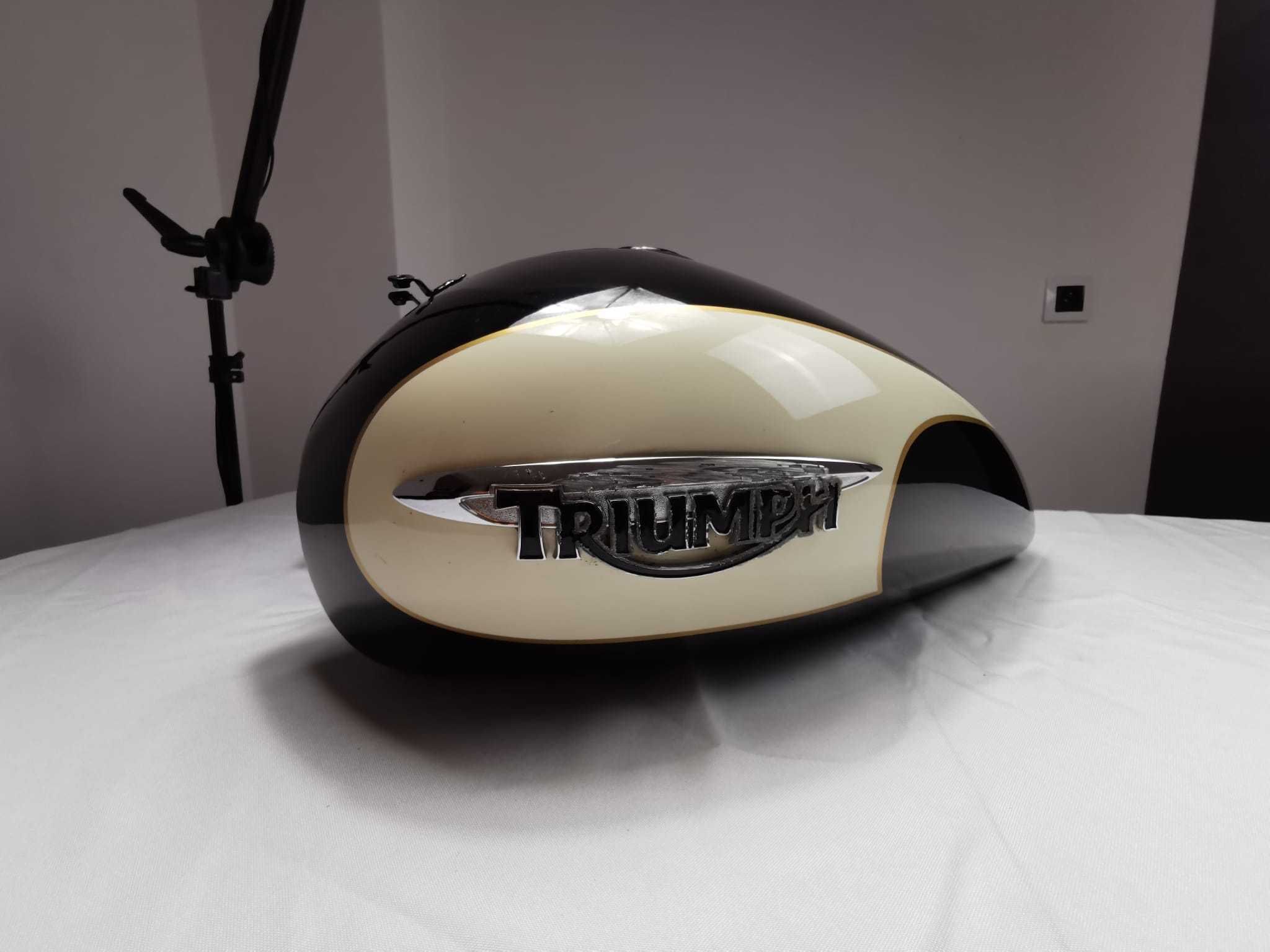 TRIUMPH BONNEVILLE Zbiornik Bak Oryginał Emblemat  2004