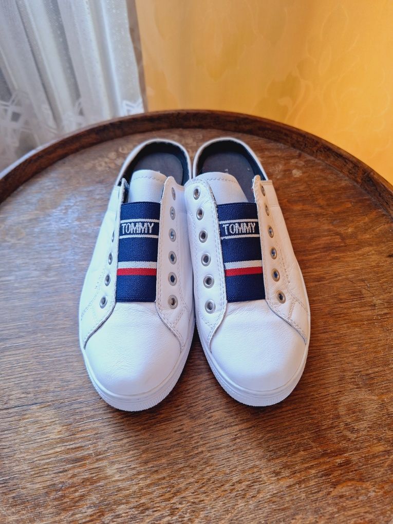 Buty skórzane Tommy Hilfiger- Slip On City Sneaker z nowej kolekcji