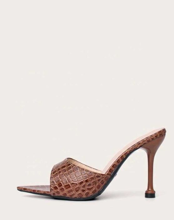 Sandália com estampa crocodilo novas última unidade