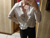 Koszula bluzka kopertowa w paski Bershka