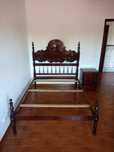 Cama de casal, 3 mesas de cabeceira e uma cómoda