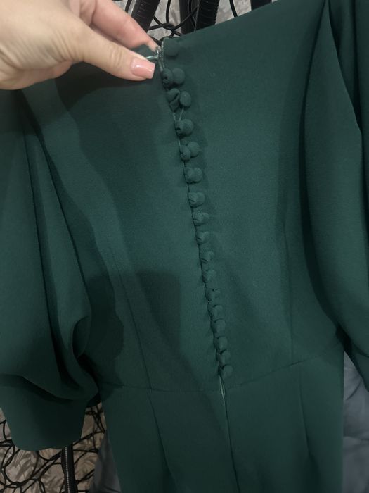 Сукня смарагдового кольору