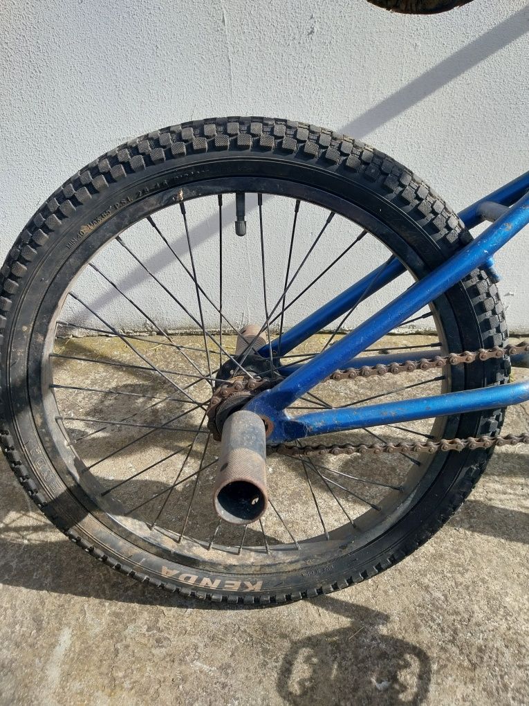 Niebieski rower BMX w bardzo dobrym stanie