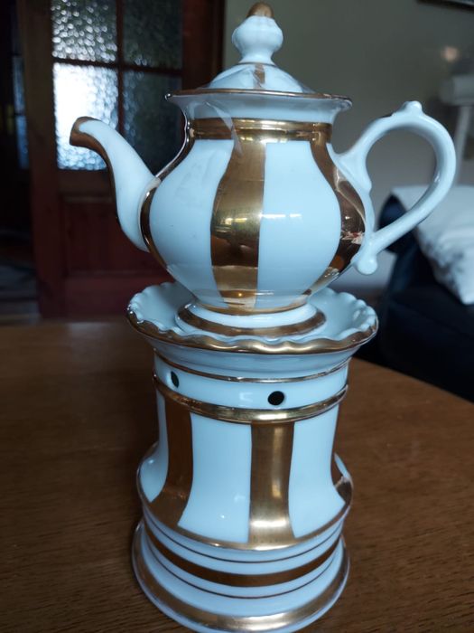 Porcelanowy czajnik do parzenia herbaty