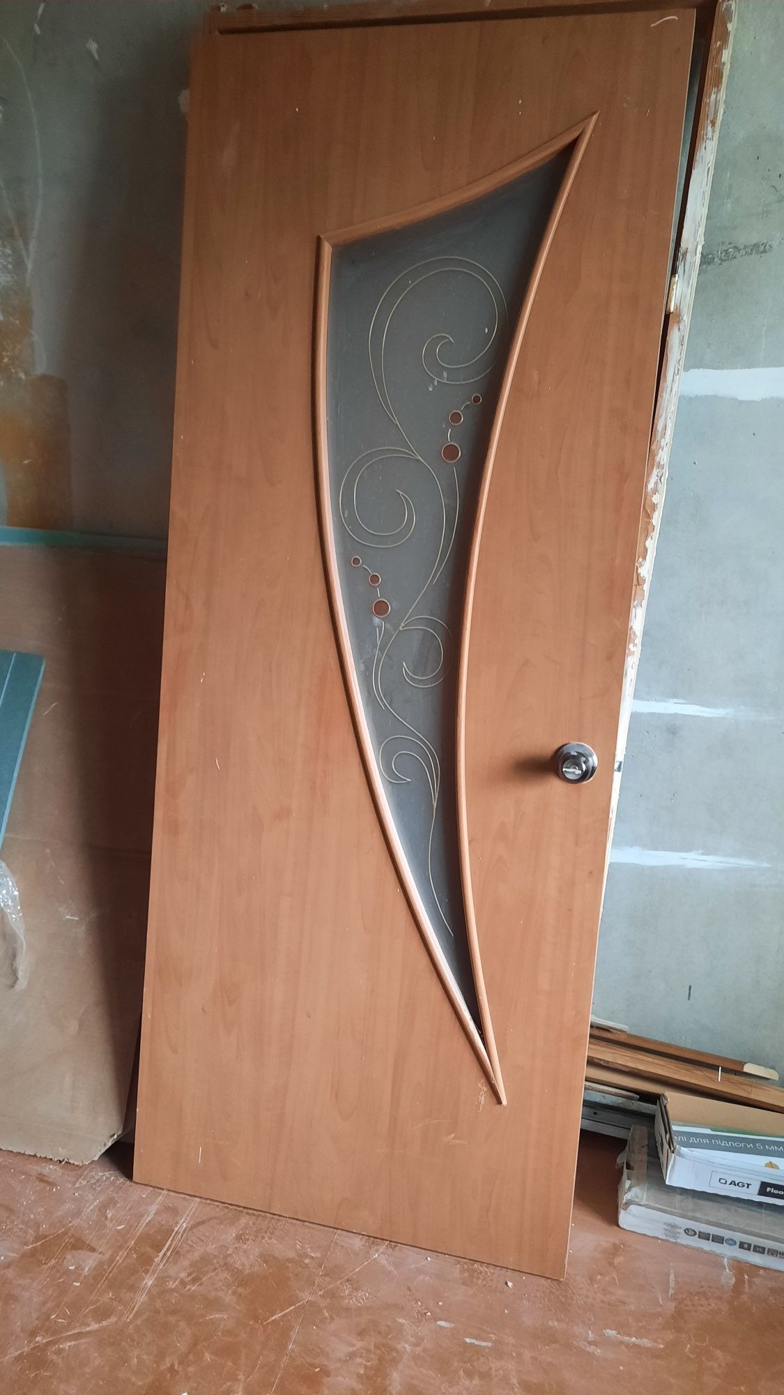 Продам троє дверей з коробкою